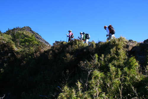 山頭還在人頭上，怎麼爬，都比山低