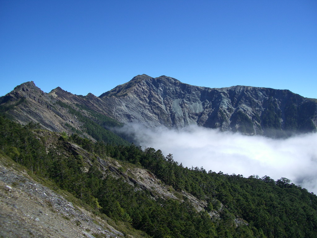 登關山嶺山途中，向陽山雲海令人著迷