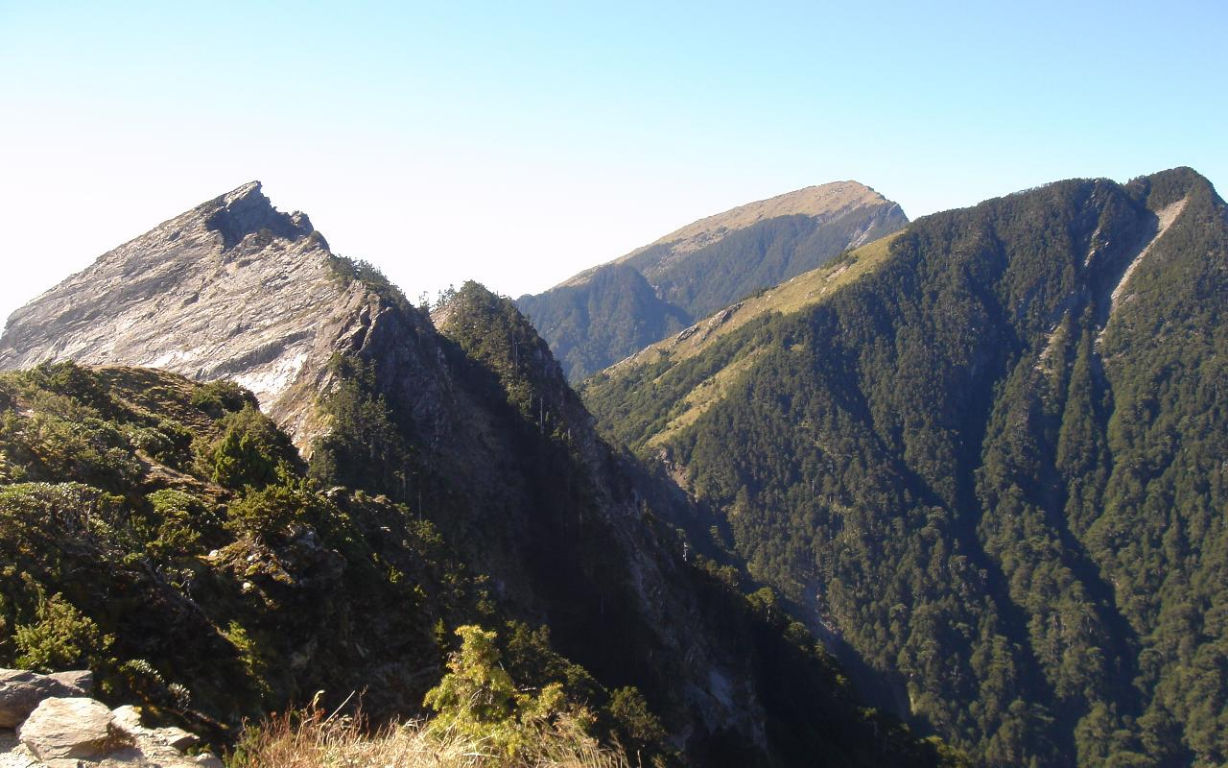 塔關山頂望鷹仔嘴與關山