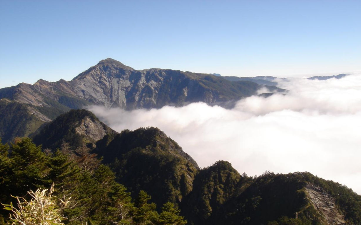 塔關山頂遠眺向陽崩壁與雲海