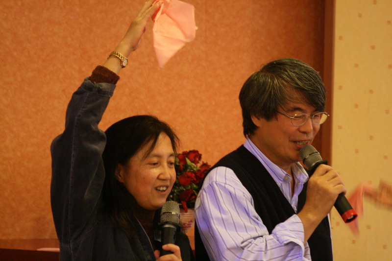 老田說：誰說我會唱歌？唱歌別找我，我只唱這首：綠島小夜曲。
萌萌只好拿手帕來幫他拭淚。