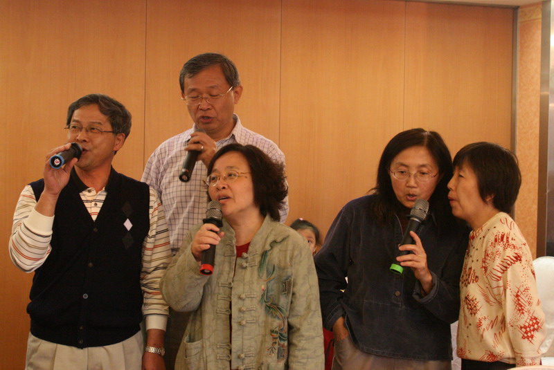 同一首歌，各自表態，這......這是什麼歌呀？政仁遙望（芳民嗎？），明聰憂愁，力平無奈，萌萌驚訝，喔，原來芳民在這裡。