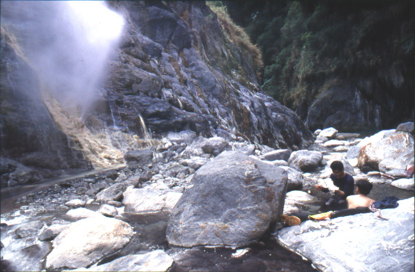 泡在溫泉池, 賞噴泉. (小崔攝)