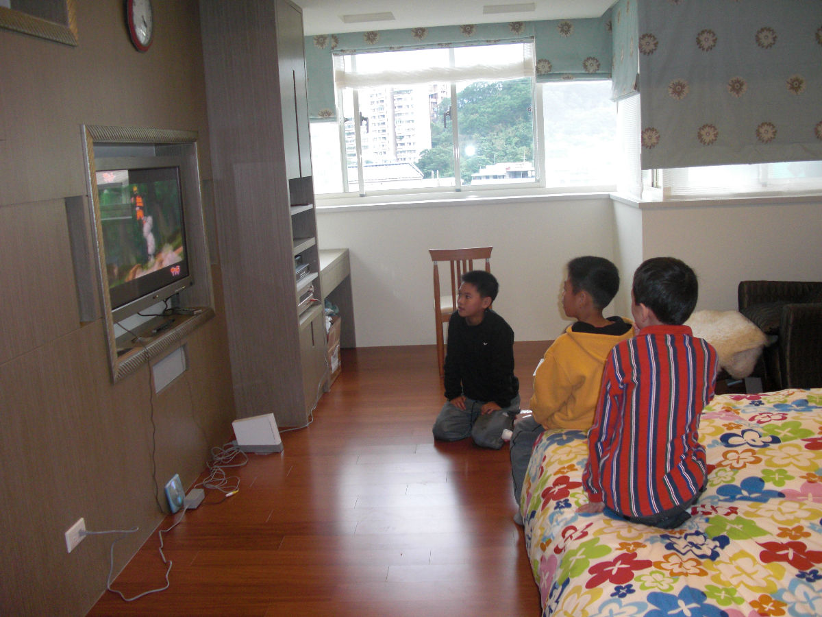 小朋友都跑去玩 Wii 了!