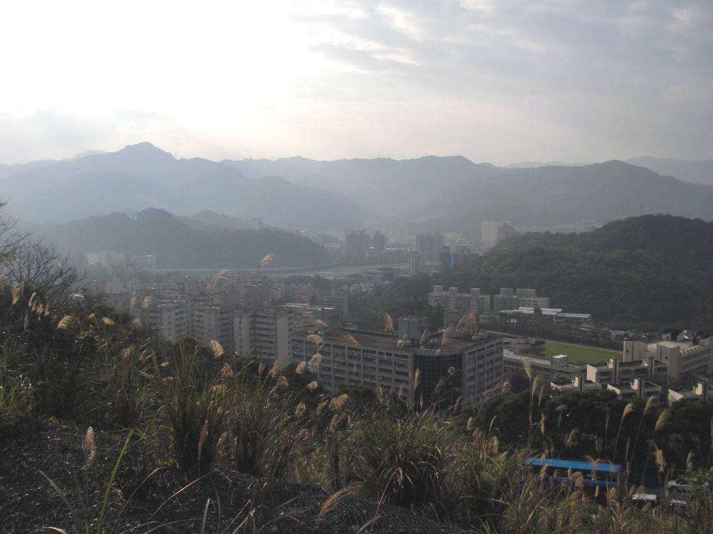 登頂 140 高地, 遠眺左邊山頭 : 文翔學長想去的猴山岳 & 二格山! ^^