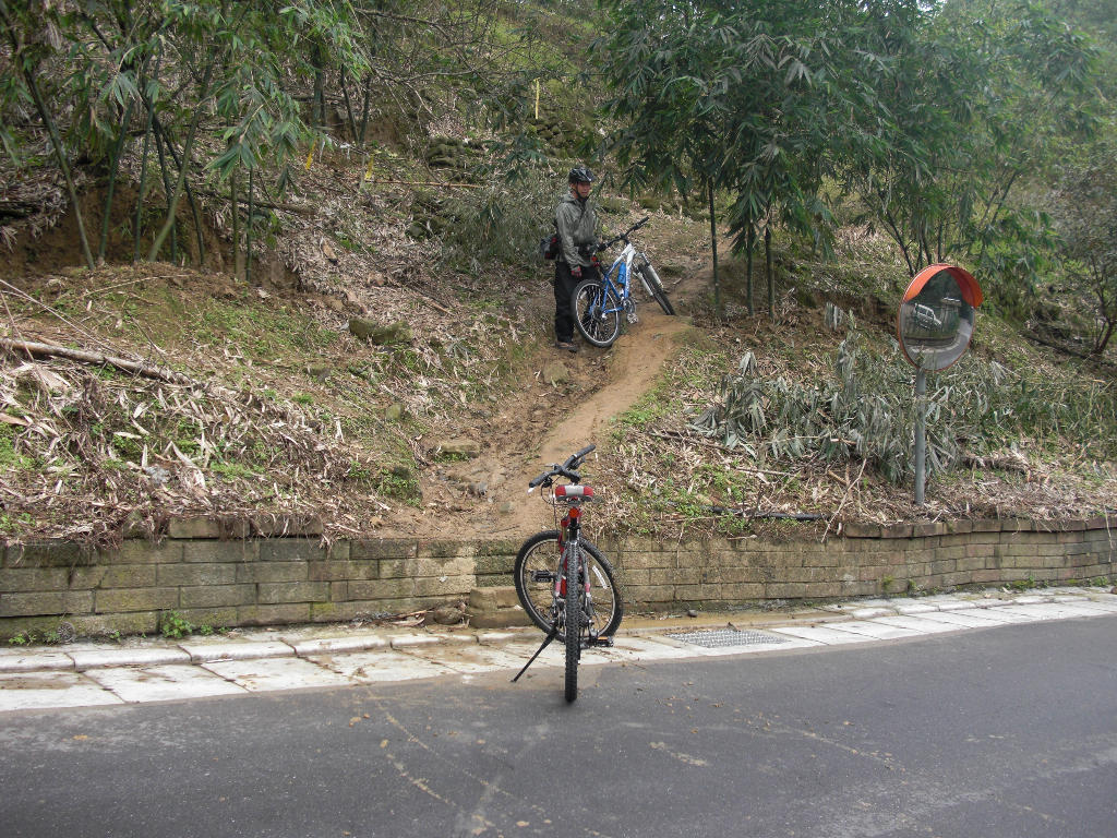 軍功山登山口, 先扛一段腳踏車