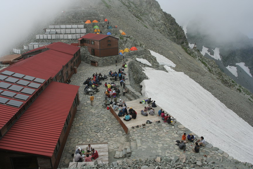下到穗高岳山莊，從各條路線聚集而來的登山客，在山莊前享受悠閒的午後時光。