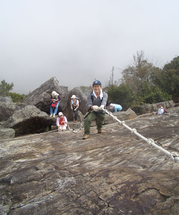 理事長輕鬆地攀爬岩峰