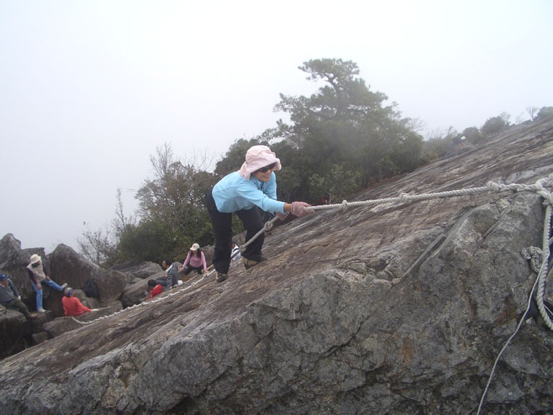 阿雪學姐攀爬岩峰