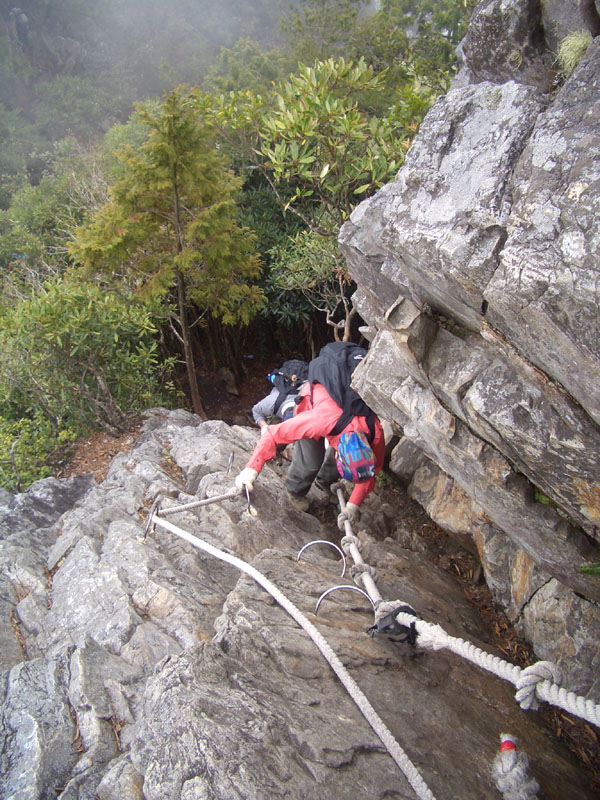 下山途中, 有ㄇ形鐵環可抓或踩