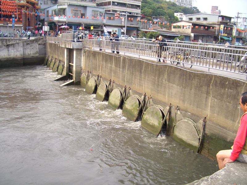 單向水閥, 避免漲潮時含鹽的海水流進內陸的田.