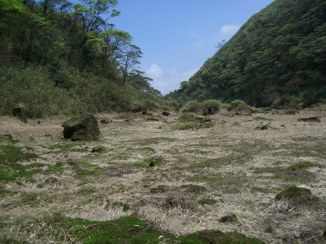 小油坑宣布解散後，一干人等走訪七星池，完全無水。