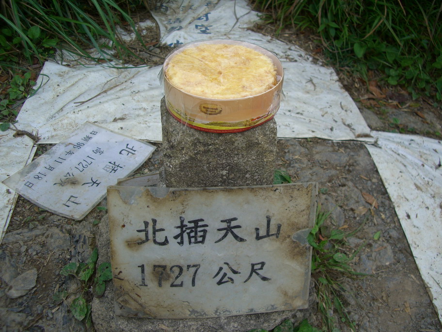 阿雪特別為理事長賢伉儷準備的蛋糕，山頂無緣見到壽星。