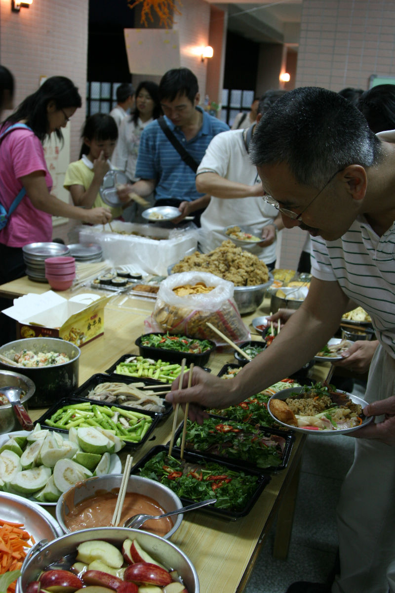 二話不說, 馬上跳到重頭戲--送舊晚宴!
這次菜餚較往年豐盛, 正納悶時, 有夥伴告知, 部分菜色是由芳民學姊操刀, 外燴是也! :)
