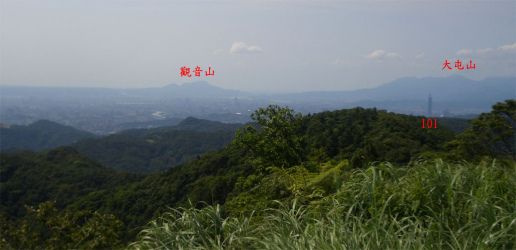 在中嶺山展望台北盆地