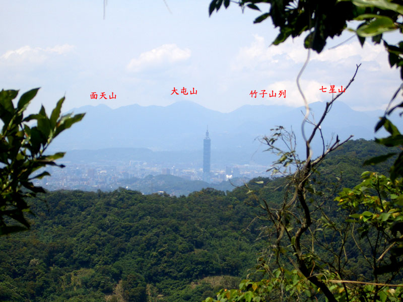 在雙峰(雞心尖前峰)可見到101大樓.
