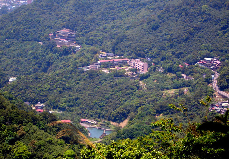 從雙峰山頂附近下望雙峰國小(照片的中間)