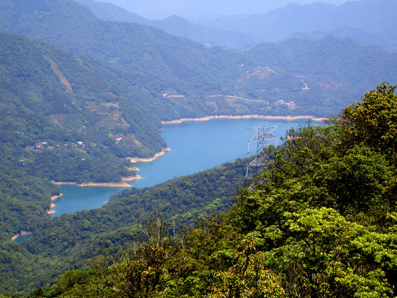 在中嶺山下望翡翠水庫