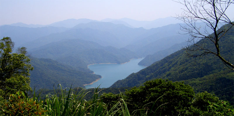 在中嶺山下望翡翠水庫