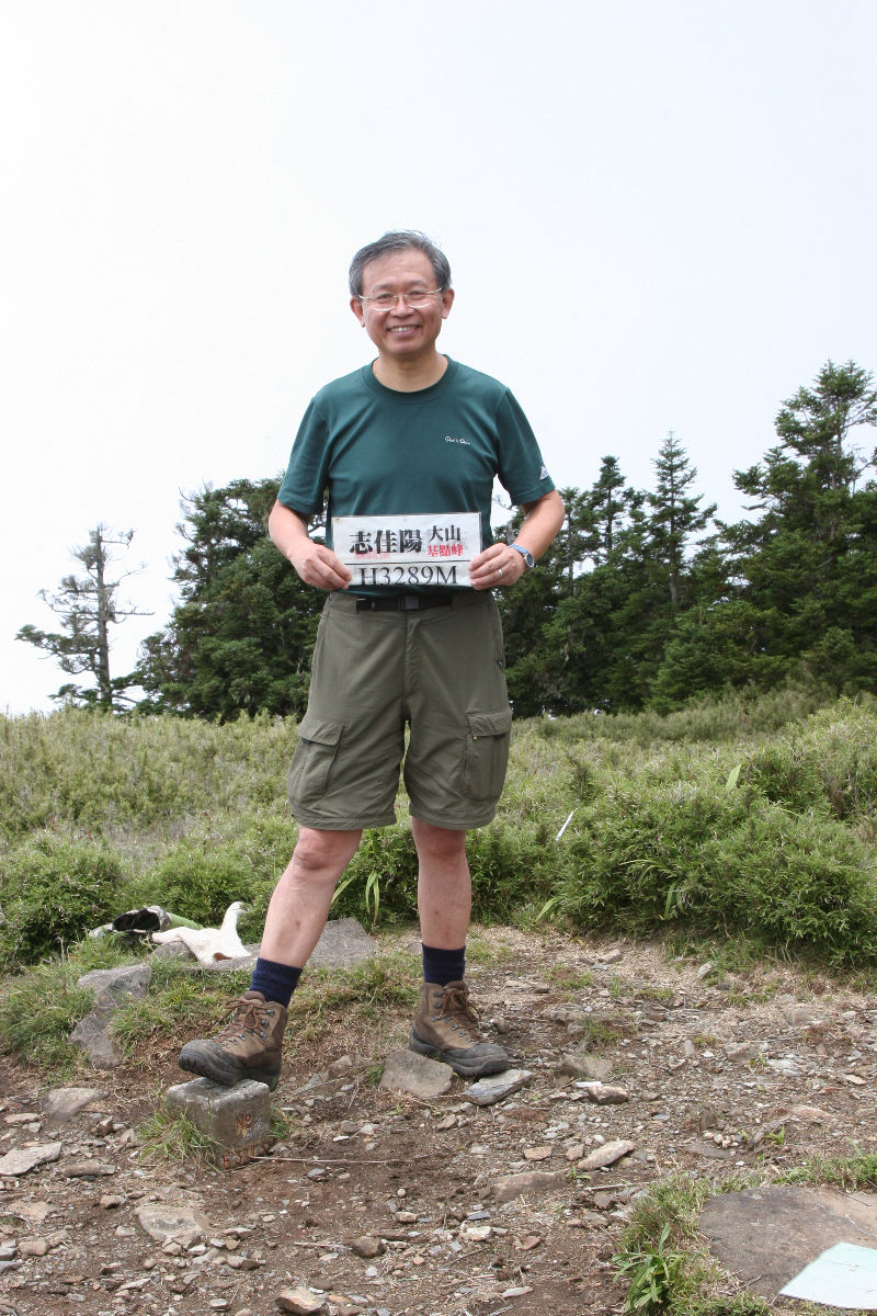英勇的明聰學長! 率先登頂志佳陽大山實為咱小輩的典範!