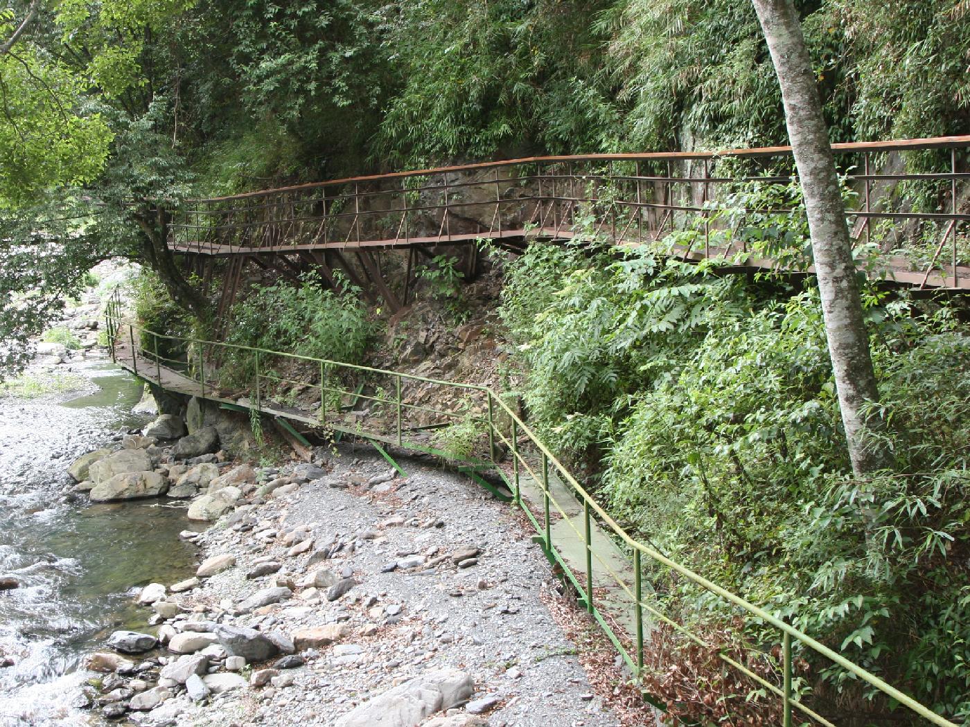 架在河床山壁上的鐵網橋