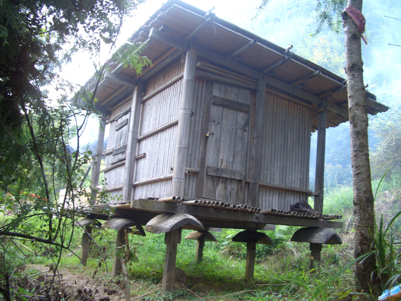 高架的穀倉, 防止穀物受地面溼氣影響.產生發霉, 注意腳架的上端有倒碗狀的托子, 防止老鼠爬上去.