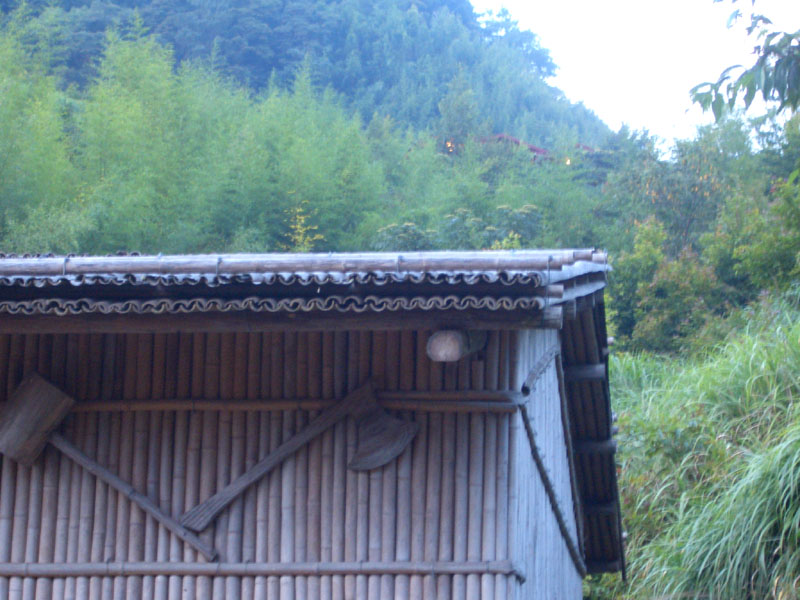 竹柵屋頂, 巧妙利用彎曲的竹片交疊, 來將雨水導走. 兩層竹柵屋頂, 確保雨水不會漏入屋子裏.