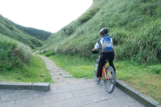 即將騎草嶺古道下山(華德魯 攝)