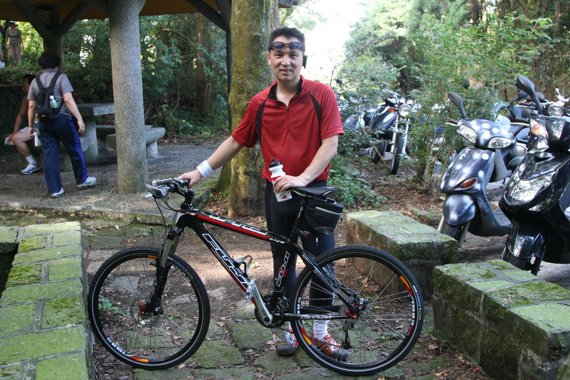 陳文祺引以為傲的 x萬腳踏車, 真是輕啊! 我可以單手連續舉起多次亦不覺得累! 借來去桶後越吧! 這樣我扛車比較不累! ^^