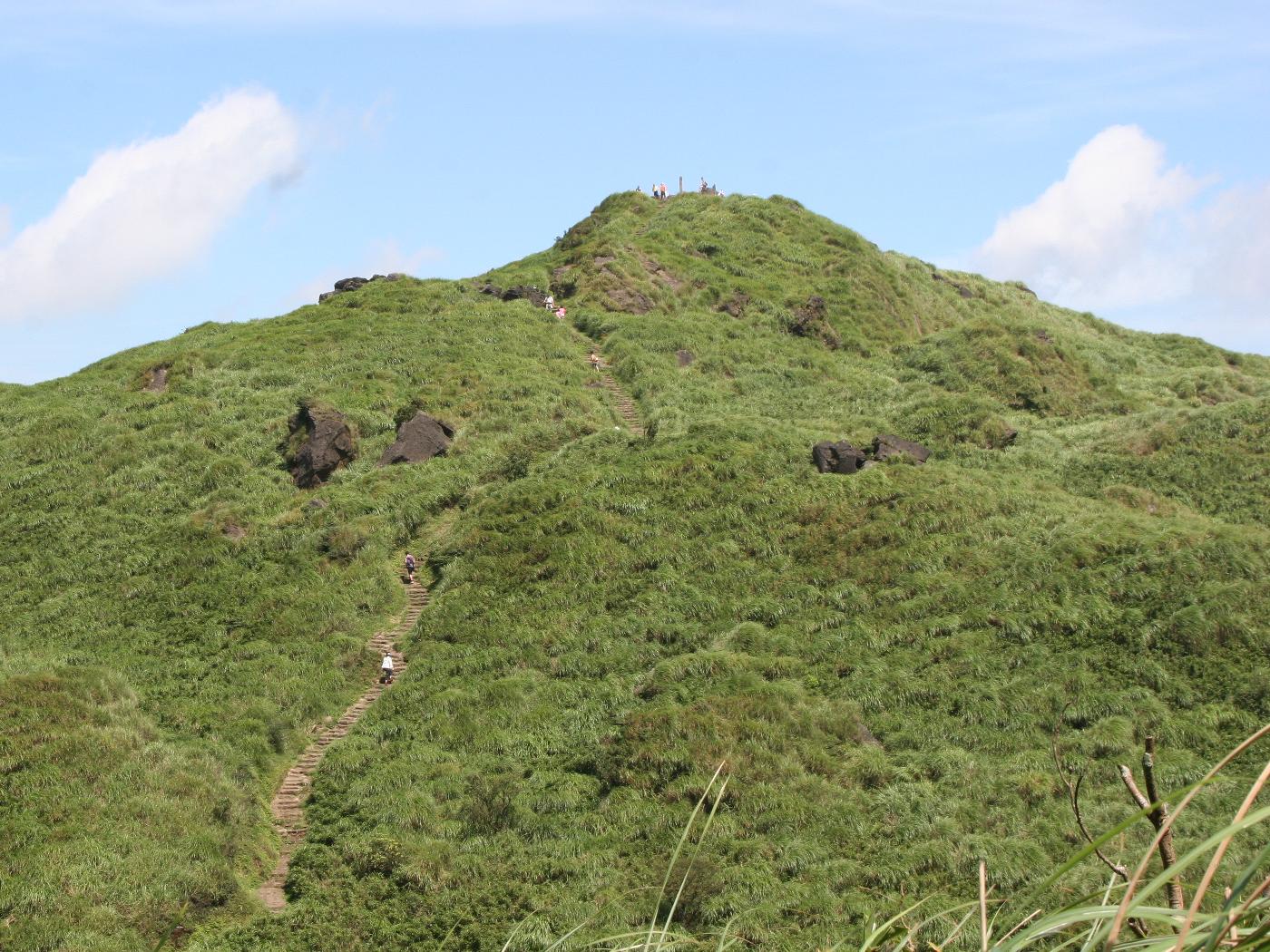 登頂前仰望七星山