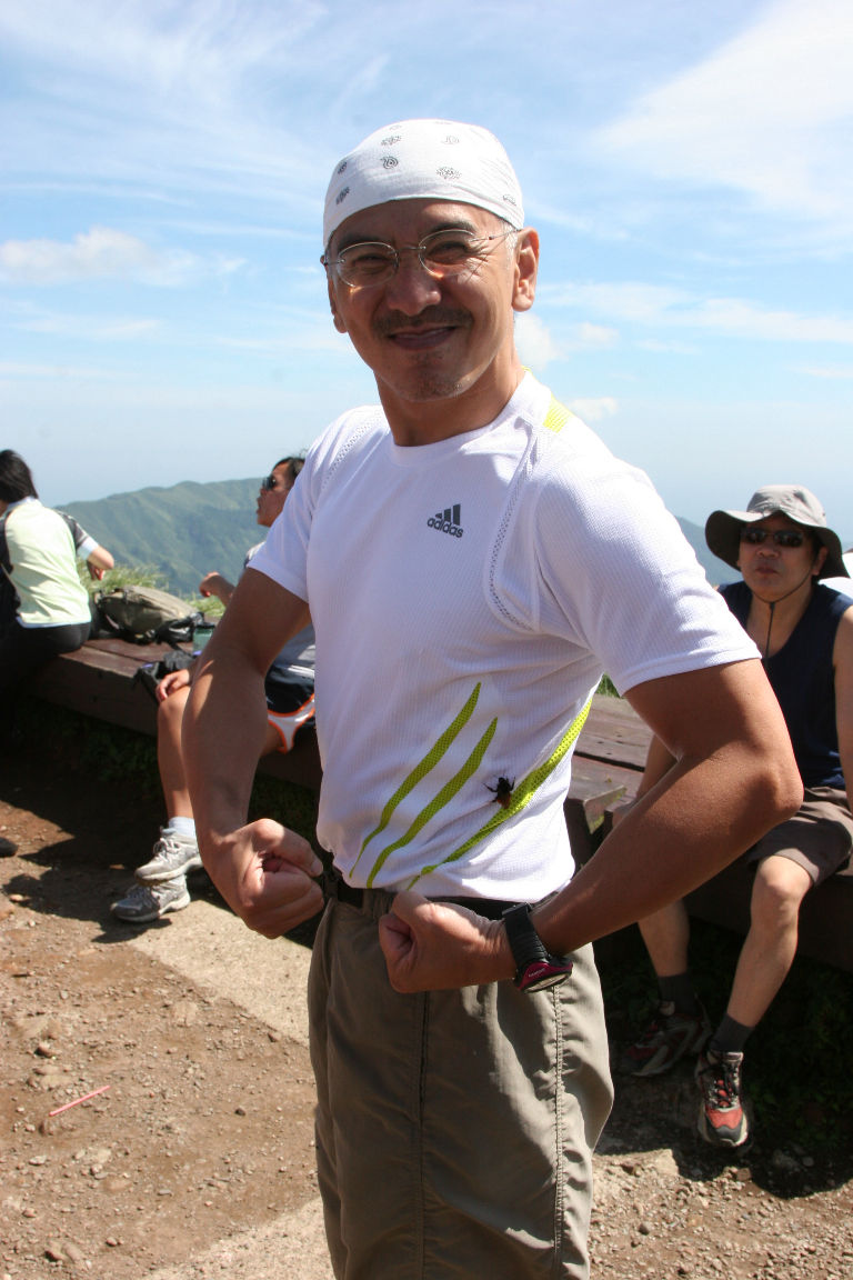 阿貴學長從冷水坑上七星山, 再下苗圃後, 回登七星山.  共連登14星.  難怪驕傲地在山頂展示 Muscle! ^^