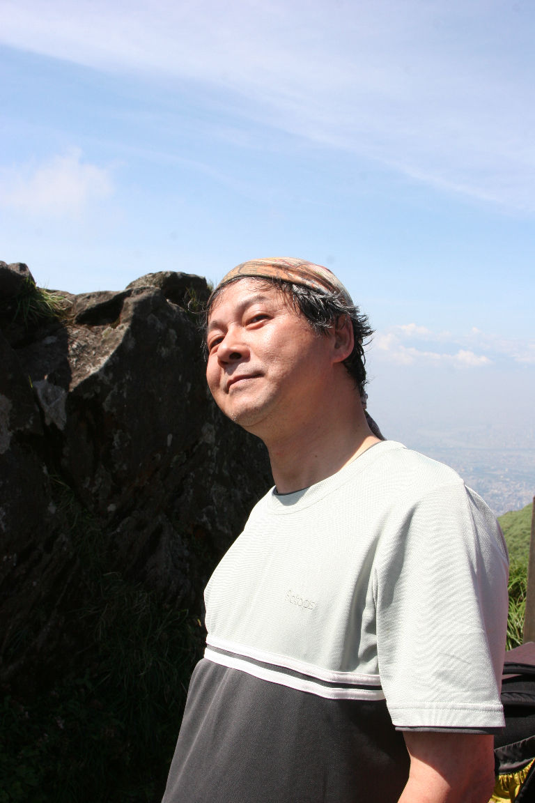此番舉動, 立即引來理事長側目.  哼!哼! 有那麼了不起嗎?