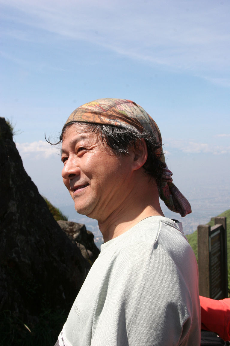 你有 Muscle, 咱有夫人的愛心頭巾, 還是"國家地理"(National Geography)的噢!