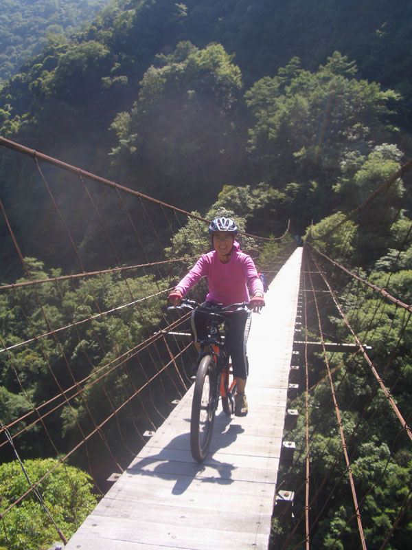 騎車過白石吊橋(長145m, 寬90cm, 高~60m), 會怕怕的.