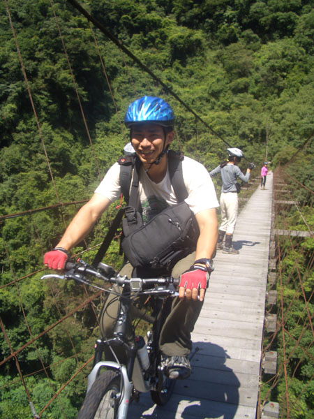 俊奇騎過白石吊橋