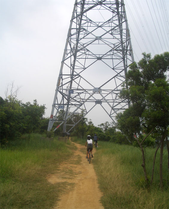 騎過高壓電塔