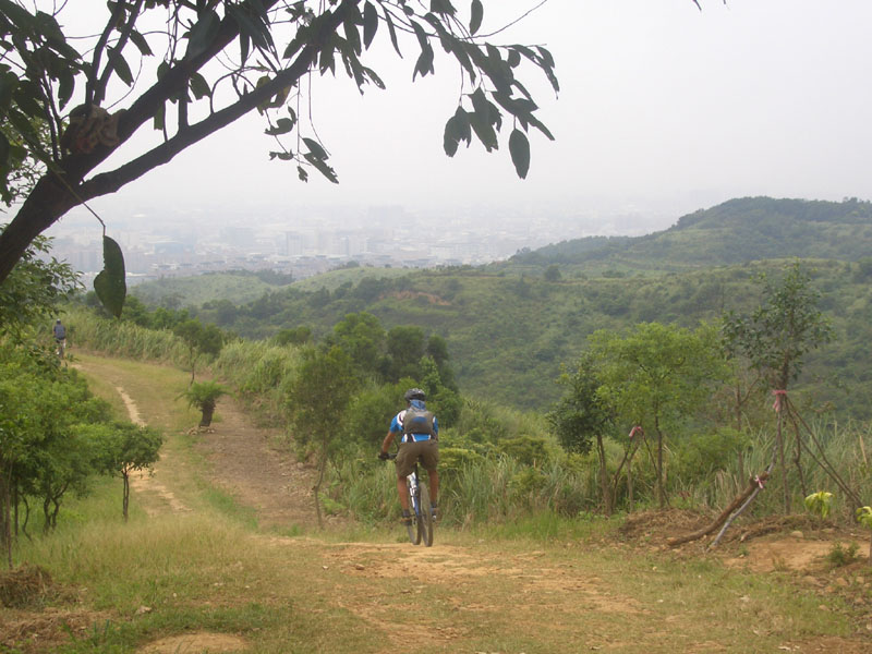 草土石產道, 暢快騎下山