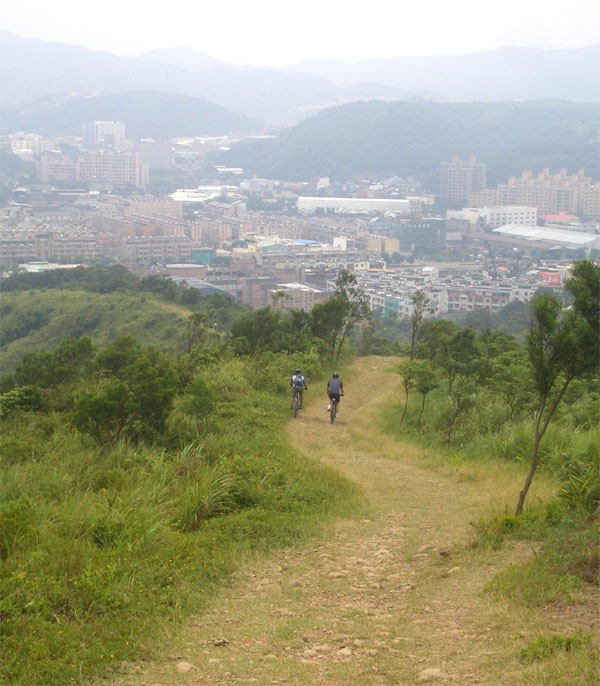 草土石產道, 沿稜線下山.