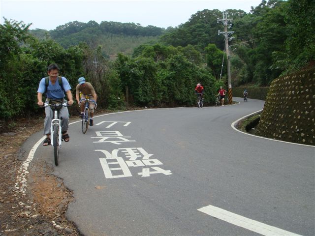 路真的很陡,快上觀音山了
