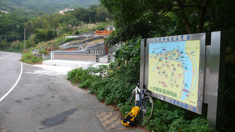 翻過最高點後路旁有一詳細的導覽圖