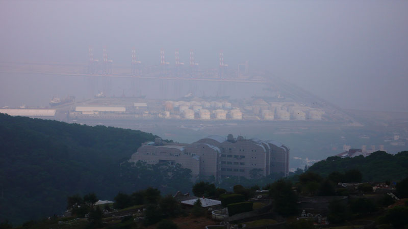 下山途中,天氣灰濛,路旁老者跟我說那一大片都是王永慶的啦