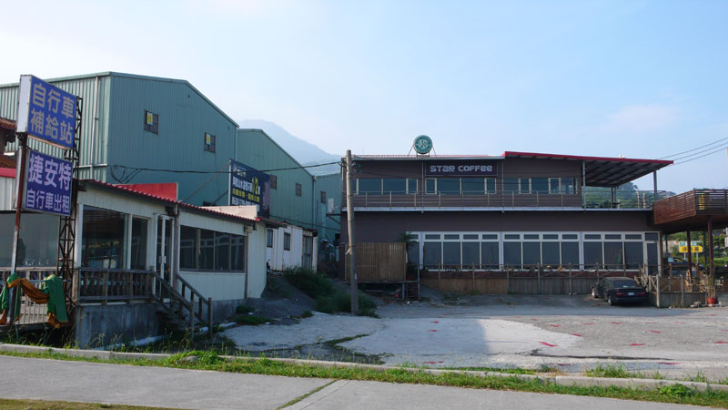 八里渡船頭旁的咖啡館