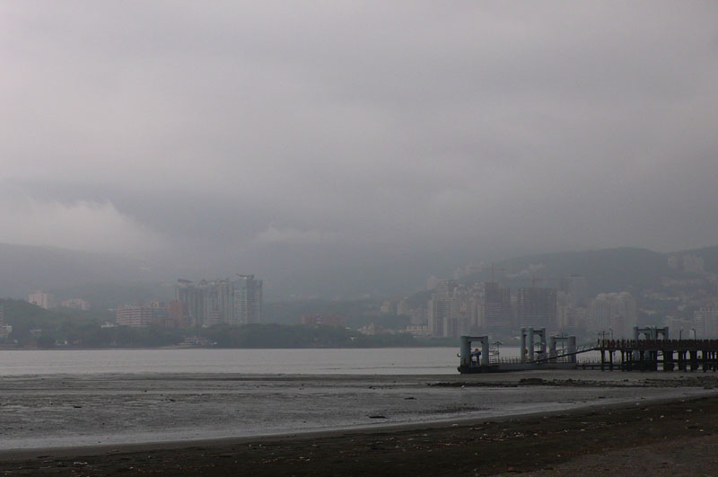 大屯山脈隱於雲霧中