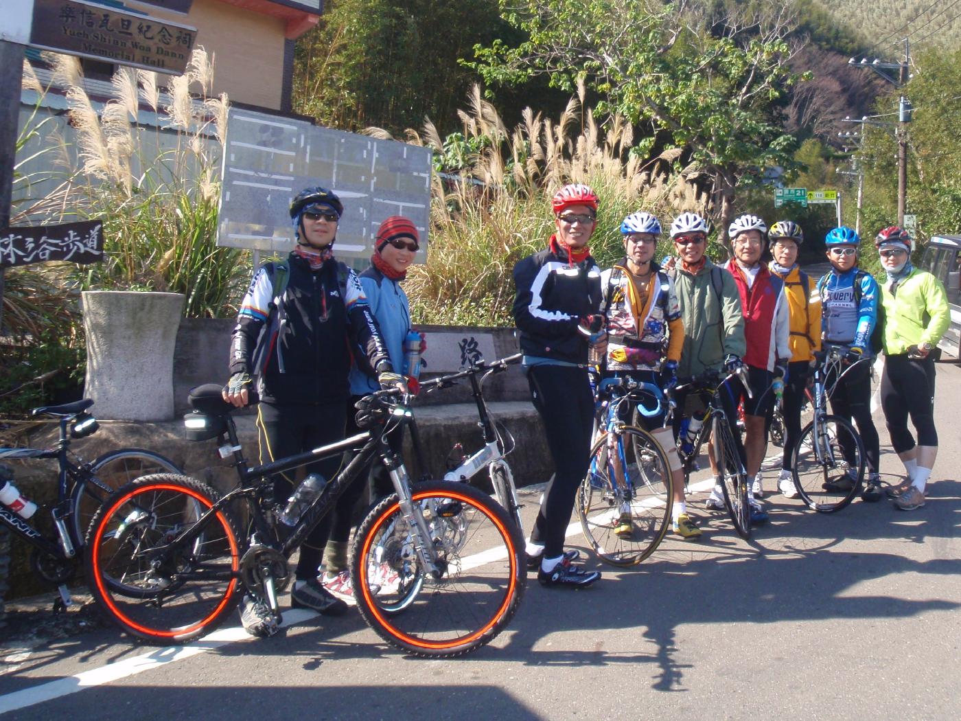 羅馬公路上的團體合照