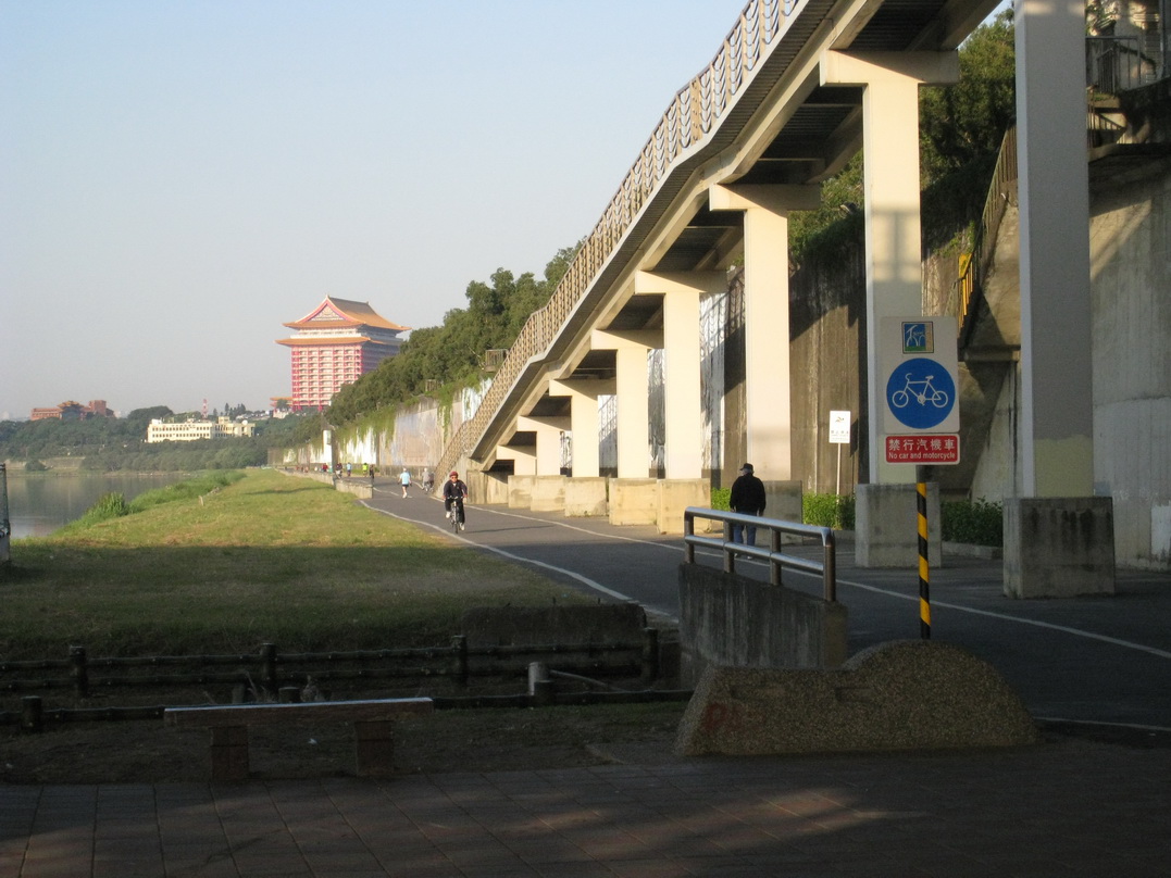 寬敞好騎的基隆河右岸車道