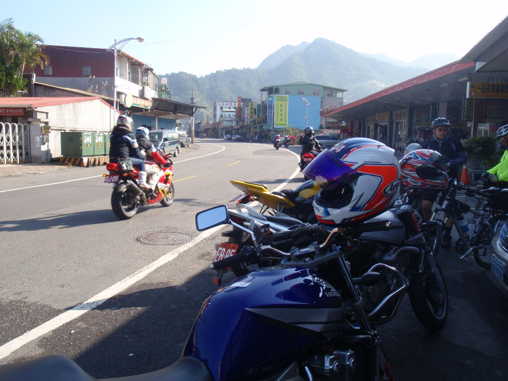 抵達坪林 7-11, 北宜公路的重機真多啊!