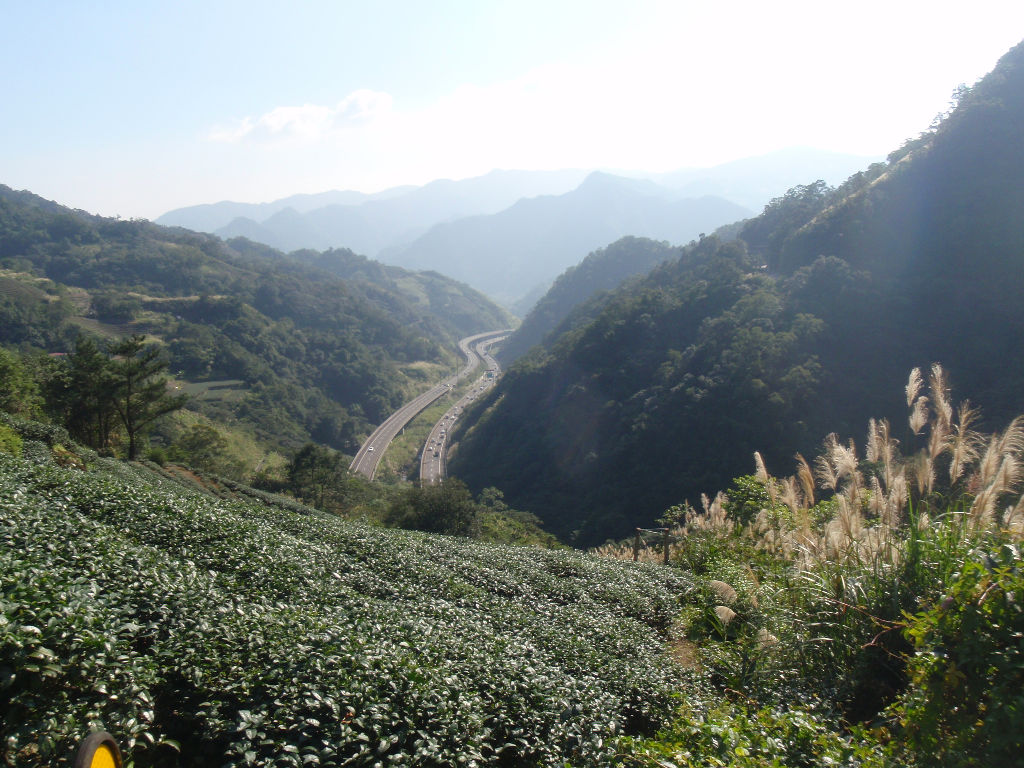 奮力爬坡時, 遠眺北宜高速公路