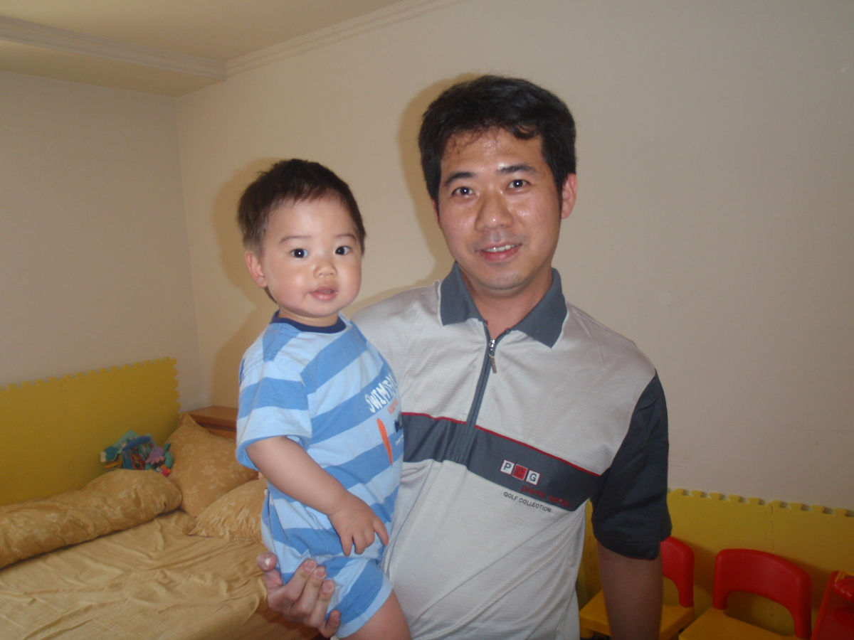 小明與小小明(據說和亮光兒子同名). 已經一歲多了, 長得頭好壯壯!