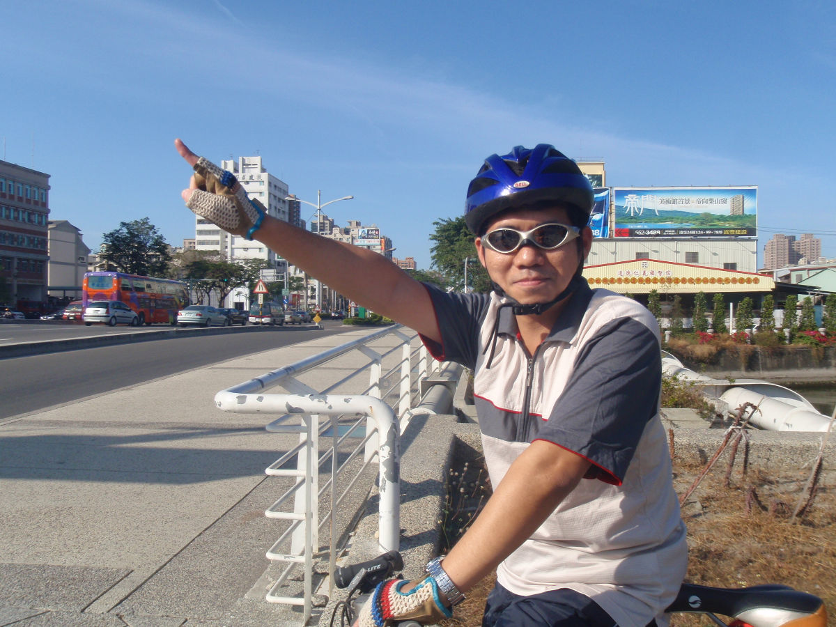 叫我第一名! 我和小明於下午展開愛河單車之旅! ^^