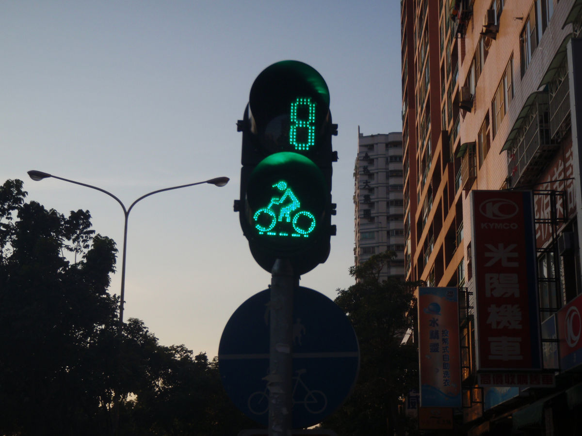 單車專用交通號誌, 高雄人做單車道還真有心ㄚ!